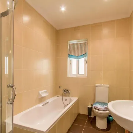 Apartment Modern And Wellness 3 Bedrooms Apt - Happy Qala